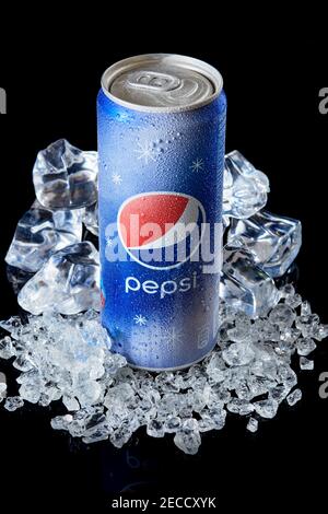 MOGILEV, BELARUS FÉVRIER 13 2021: La CAN de Pepsi cola sur fond de glace noir, Pepsi est une boisson gazeuse produite PepsiCo. Créé en 1893 Banque D'Images