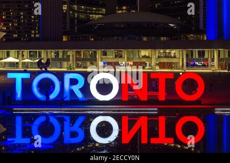 Le signe Toronts est clair dans les couleurs du drapeau français. Toronto images de la vigile tenue à Nathan Phillips Square pour les victimes innocentes de la Banque D'Images