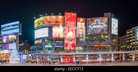 Panorama de la place Yonge Dundas la nuit, exposition longue, Toronto, Canada Banque D'Images