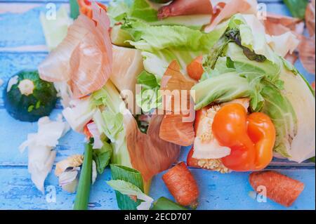 gros plan des déchets organiques des légumes sur fond bleu, vue du dessus Banque D'Images