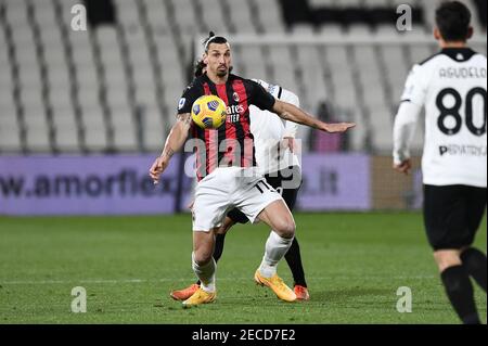 La Spezia, Italie. 13 février 2021. 2/13/2021 - Zlatan Ibrahimovic de l'AC Milan en action avec Luca Vignali de l'AC Spezia pendant Spezia Calcio vs AC Milan, football italien série A match à la Spezia, Italie, février 13 2021 (photo par IPA/Sipa USA) crédit: SIPA USA/Alay Live News Banque D'Images