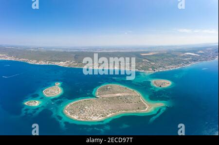 Tir de drone aérien d'une île en forme de coeur Galesnjak en Dalamatia Croatie Banque D'Images