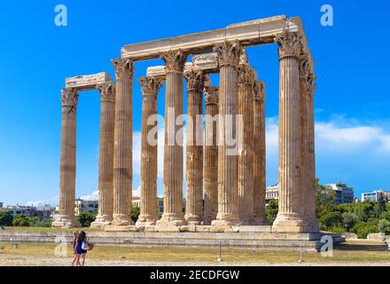 Athènes, Grèce - 9 mai 2018 : les touristes regardent le temple olympique Zeus, célèbre monument d'Athènes. Ruines grecques antiques majestueuses, grandes colonnes de classique Banque D'Images