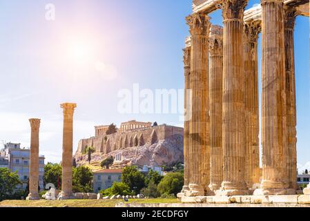 Temple Zeus surplombant l'Acropole, Athènes, Grèce. Ce sont des monuments célèbres d'Athènes. Vue ensoleillée sur les ruines de la Grèce antique, grandes colonnes de classique Banque D'Images