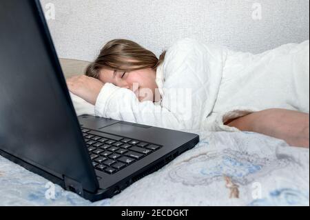 J'ai essayé de m'endormir pendant que j'essayais de faire mes devoirs avec un ordinateur portable. Fille fatiguée de l'examen se préparant ou étudiant au bureau à domicile Banque D'Images