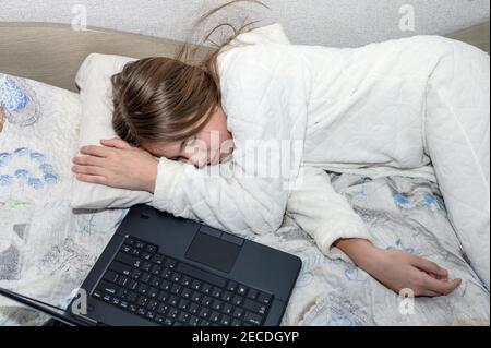 J'ai essayé de m'endormir pendant que j'essayais de faire mes devoirs avec un ordinateur portable. Fille fatiguée de l'examen se préparant ou étudiant au bureau à domicile Banque D'Images