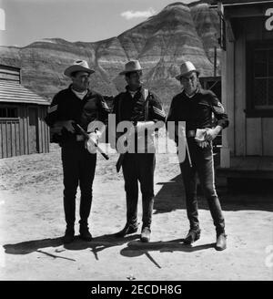 PETER LAWFORD DEAN MARTIN et FRANK SINATRA sur le plateau Candid Portrait de groupe pris pendant le tournage de lieux de SERGENTS 3 / SERGENTS TROIS réalisateur de 1962 JOHN STENGES Essex Productions / Meadway-Claude Productions Company / United Artists Banque D'Images