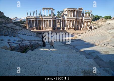 Couple prenant des photos au théâtre romain de Merida. L'un des plus grands et des plus vastes sites archéologiques d'Europe. Estrémadure, Espagne Banque D'Images