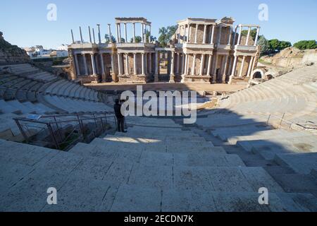 Visiteur prenant des photos au théâtre romain de Merida. L'un des plus grands et des plus vastes sites archéologiques d'Europe. Estrémadure, Espagne Banque D'Images