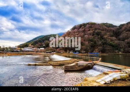 Descente contrôlée rapide sur la rivière Katsura dans la ville de Kyoto sous la montagne Arashiyama par une journée nuageux. Banque D'Images