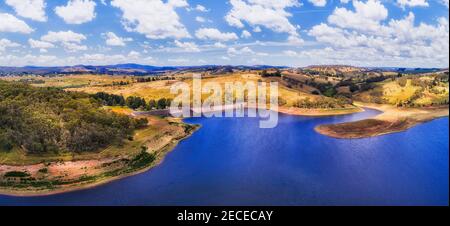 Panorama aérien du barrage hydro du lac Oberon sur la rivière Fish près de la ville d'Oberon dans les plateaux centraux de l'Australie. Banque D'Images