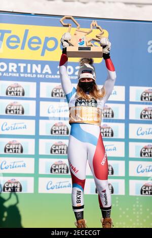 Corinne SUTER (SUI) célèbre avec son trophée lors des Championnats du monde de ski alpin FIS Cortina 2021, ski alpin féminin le 13 février 2021 à C Banque D'Images