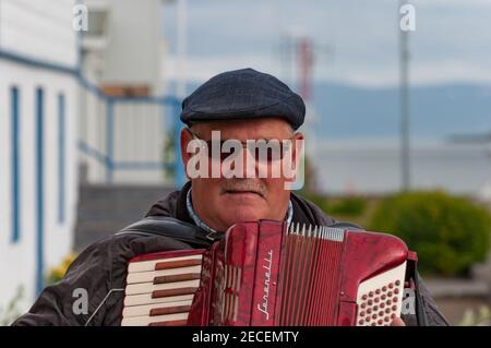 Hrisey Islande - juillet 8. 2016: Vieil homme jouant de rouge Harmonica pendant le festival local Banque D'Images