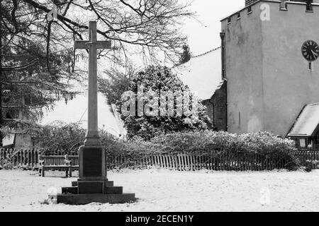 La cour de l'église est recouverte de neige à Otford, église St Bartholomews Banque D'Images