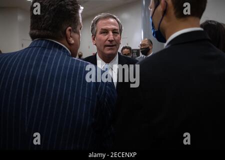 Michael van der Veen, avocat à gauche de l'ancien président Donald Trump, regarde une conférence de presse après que le Sénat ait voté pour l'acquittement de l'ancien président Donald Trump dans le deuxième procès de destitution. Samedi 13 février 2021 Banque D'Images