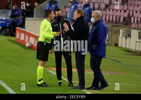 Camp Nou, Barcelone, Catalogne, Espagne. 13 février 2021. La Liga football, Barcelone versus Deportivo Alaves; Ronald Koeman FC Barcelona entraîneur est parlé par l'arbitre Credit: Action plus Sports/Alay Live News Banque D'Images