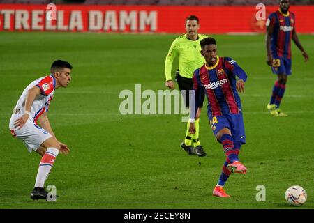 Camp Nou, Barcelone, Catalogne, Espagne. 13 février 2021. La Liga football, Barcelone versus Deportivo Alaves; Junior Firpo Barcelona Defender se met en compétition dans Midfield Credit: Action plus Sports/Alay Live News Banque D'Images