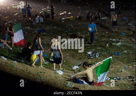 Roma (Italie), 01/07/2012: Les fans jouent au football à Circo Massimo après la défaite de l'équipe nationale italienne contre l'Espagne dans la finale de l'européen f Banque D'Images