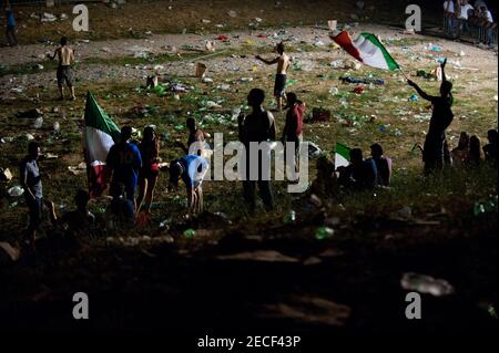 Roma (Italie), 01/07/2012: Les fans jouent au football à Circo Massimo après la défaite de l'équipe nationale italienne contre l'Espagne dans la finale de l'européen f Banque D'Images