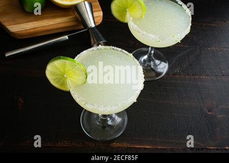 Daiquiris de Hemingway (Papa Dobles) garni de limes : deux cocktails au rhum, au citron vert et au pamplemousse servis dans des verres coupés à bord de sucre Banque D'Images