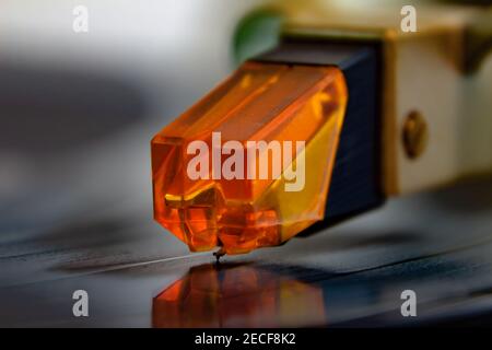 Gros plan d'un capteur acoustique de platine avec aiguille sur un disque vinyle, foyer sélectif Banque D'Images