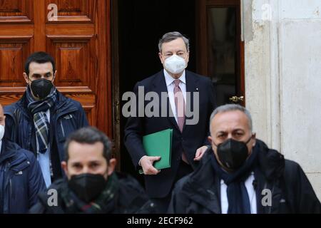 Rome, Italie. 13 février 2021. ROME, Italie - 13.02.2021: Le premier ministre du gouvernement italien Mario Draghi, sortie de la maison à Rome pour aller à la Presidente Mattarella à Quirinale pour commencer nouveau gouverner en Italie après Giuseppe Conte. Crédit : Agence photo indépendante/Alamy Live News Banque D'Images