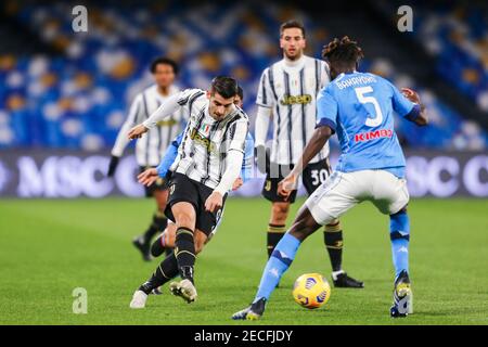 Alvaro Morata (L), le buteur espagnol de Juventus, conteste le ballon avec Tiemoue Bakayoko, le milieu de terrain français de SSC Napoli, lors du match de football Serie A entre SSC Napoli et Juventus FC au stade Diego Armando Maradona, Naples, Italie, le 13 février 2021 Banque D'Images