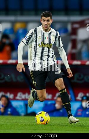 Alvaro Morata, le buteur espagnol de Juventus, contrôle le ballon lors du match de football Serie A entre la SSC Napoli et le Juventus FC au stade Diego Armando Maradona, Naples, Italie, le 13 février 2021 Banque D'Images