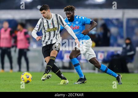 Alvaro Morata (L), le buteur espagnol de Juventus, conteste le ballon avec Tiemoue Bakayoko, le milieu de terrain français de SSC Napoli, lors du match de football Serie A entre SSC Napoli et Juventus FC au stade Diego Armando Maradona, Naples, Italie, le 13 février 2021 Banque D'Images