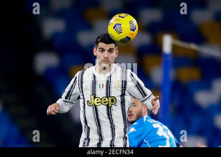 Alvaro Morata, le buteur espagnol de Juventus, contrôle le ballon lors du match de football Serie A entre la SSC Napoli et le Juventus FC au stade Diego Armando Maradona, Naples, Italie, le 13 février 2021 Banque D'Images