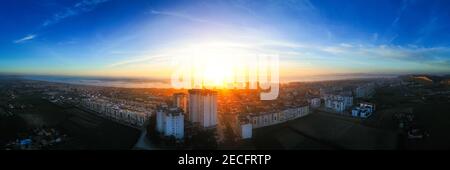 Vue panoramique sur la côte de la Costa da Caparica. Ville près de l'océan au coucher du soleil. Portugal Banque D'Images