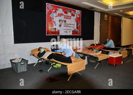 Donneur de sang lors du don, de la transfusion. Gros plan sur le bras droit d'un homme d'affaires recevant du sang à l'hôpital. Santé et charité. Pekalonga, 1er décembre Banque D'Images