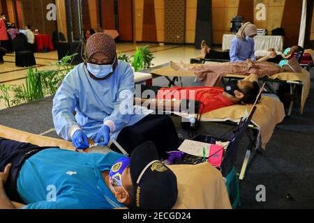 Donneur de sang lors du don, de la transfusion. Gros plan sur le bras droit d'un homme d'affaires recevant du sang à l'hôpital. Santé et charité. Pekalonga, 1er décembre Banque D'Images