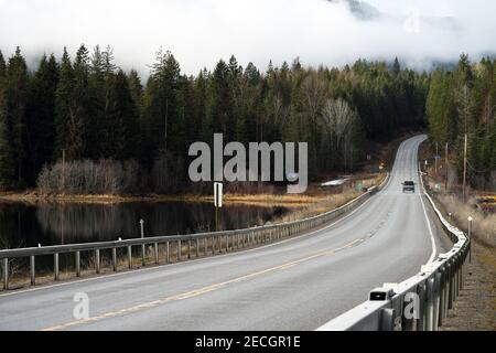 Autoroute 200 le long de la rivière Lower Clark Fork. Sanders County, nord-ouest du Montana. (Photo de Randy Beacham) Banque D'Images