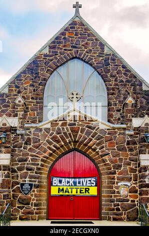 Un panneau Black Lives Matter est accroché à la porte d'entrée de l'église épiscopale All Saints sur Government Street, 8 février 2021, à Mobile, Alabama. Banque D'Images