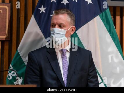 New York, NY - le 13 février 2021: Le commissaire de police Dermot Shea s'adresse aux médias au sujet des crimes récents commis dans le système de métro au siège de la NYPD Banque D'Images