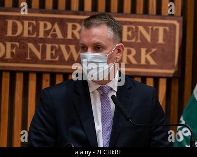 New York, NY - le 13 février 2021: Le commissaire de police Dermot Shea s'adresse aux médias au sujet des crimes récents commis dans le système de métro au siège de la NYPD Banque D'Images