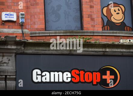 Dublin, Irlande. 13 février 2021. Logo Gamestop vu dans l'un de leurs magasins sur Henry Street à Dublin. Crédit : SOPA Images Limited/Alamy Live News Banque D'Images