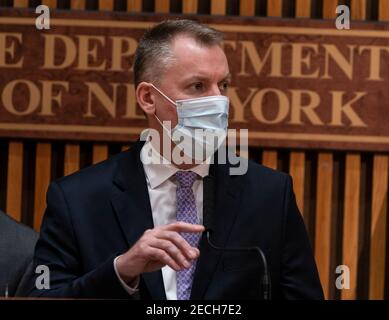 New York, NY - le 13 février 2021: Le commissaire de police Dermot Shea s'adresse aux médias au sujet des crimes récents commis dans le système de métro au siège de la NYPD Banque D'Images