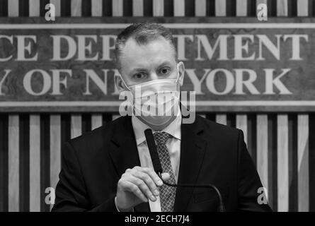 New York, NY - le 13 février 2021: Le commissaire de police Dermot Shea s'adresse aux médias au sujet des crimes récents commis dans le système de métro au siège de la NYPD Banque D'Images