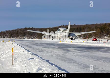 Alton, New Hampshire, États-Unis. 13 février 2021. La base d'hydravion d'Alton Bay et la piste de glace sont ouvertes pour la saison d'hiver 2021, les pilotes de partout viennent atterrir et départir de la seule piste de glace de FAA dans les 48 États inférieurs. Credit: Christy Prosser/ZUMA Wire/Alay Live News Banque D'Images