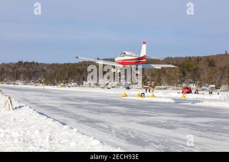 Alton, New Hampshire, États-Unis. 13 février 2021. La base d'hydravion d'Alton Bay et la piste de glace sont ouvertes pour la saison d'hiver 2021, les pilotes de partout viennent atterrir et départir de la seule piste de glace de FAA dans les 48 États inférieurs. Credit: Christy Prosser/ZUMA Wire/Alay Live News Banque D'Images