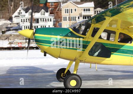 Alton, New Hampshire, États-Unis. 13 février 2021. La base d'hydravion d'Alton Bay et la piste de glace sont ouvertes pour la saison d'hiver 2021, les pilotes de partout viennent atterrir et départir de la seule piste de glace de FAA dans les 48 États inférieurs. Credit: Christy Prosser/ZUMA Wire/Alay Live News Banque D'Images