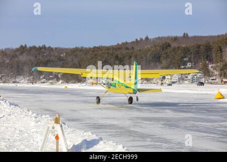 Alton, New Hampshire, États-Unis. 13 février 2021. La base d'hydravion d'Alton Bay et la piste de glace sont ouvertes pour la saison d'hiver 2021, les pilotes de partout viennent atterrir et départir de la seule piste de glace de FAA dans les 48 États inférieurs. Credit: Christy Prosser/ZUMA Wire/Alay Live News Banque D'Images