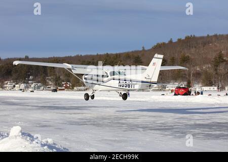 Alton, New Hampshire, États-Unis. 13 février 2021. La base d'hydravion d'Alton Bay et la piste de glace sont ouvertes pour la saison d'hiver 2021, les pilotes de partout viennent atterrir et départir de la seule piste de glace de FAA dans les 48 États inférieurs. Credit: Christy Prosser/ZUMA Wire/Alay Live News Banque D'Images