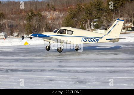 Alton, New Hampshire, États-Unis. 13 février 2021. La base d'hydravion d'Alton Bay et la piste de glace sont ouvertes pour la saison d'hiver 2021, les pilotes de partout viennent atterrir et départir de la seule piste de glace de FAA dans les 48 États inférieurs. Credit: Christy Prosser/ZUMA Wire/Alay Live News Banque D'Images