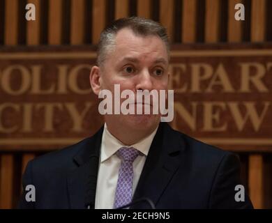 New York, États-Unis. 13 février 2021. Le 13 février 2021, le commissaire de police Dermot Shea s'adresse aux médias au sujet des crimes récents commis dans le réseau de métro au siège de la NYPD à New York. Pendant 24 heures, 4 personnes ont été poignardée par un homme non identifié sur la même ligne de métro A, dont deux fatalement. (Photo de Lev Radin/Sipa USA) crédit: SIPA USA/Alay Live News Banque D'Images