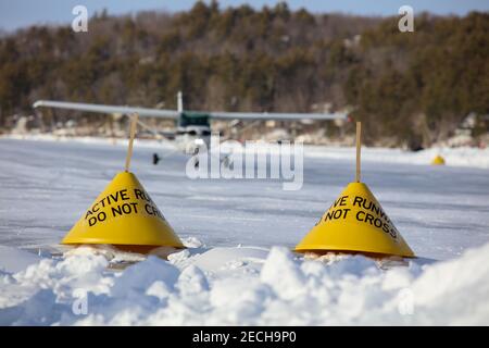 Alton, New Hampshire, États-Unis. 13 février 2021. La base d'hydravion d'Alton Bay et la piste de glace sont ouvertes pour la saison d'hiver 2021, les pilotes de partout viennent atterrir et départir de la seule piste de glace de FAA dans les 48 États inférieurs. Credit: Christy Prosser/ZUMA Wire/Alay Live News Banque D'Images