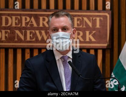 New York, États-Unis. 13 février 2021. Le 13 février 2021, le commissaire de police Dermot Shea s'adresse aux médias au sujet des crimes récents commis dans le réseau de métro au siège de la NYPD à New York. Pendant 24 heures, 4 personnes ont été poignardée par un homme non identifié sur la même ligne de métro A, dont deux fatalement. (Photo de Lev Radin/Sipa USA) crédit: SIPA USA/Alay Live News Banque D'Images