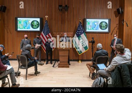 New York, États-Unis. 13 février 2021. Le 13 février 2021, le commissaire de police Dermot Shea s'adresse aux médias au sujet des crimes récents commis dans le réseau de métro au siège de la NYPD à New York. Pendant 24 heures, 4 personnes ont été poignardée par un homme non identifié sur la même ligne de métro A, dont deux fatalement. (Photo de Lev Radin/Sipa USA) crédit: SIPA USA/Alay Live News Banque D'Images